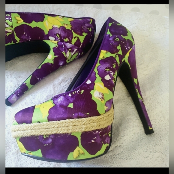 Qupid Floral Summer Closed Toe Stilettos Pump Heel Shoes 7.5 - Picture 2 of 8